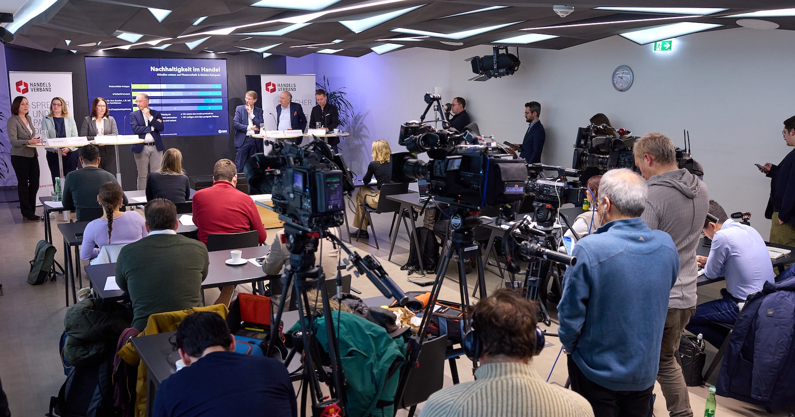 Blick in den Saal mit zahlreichen Kameras