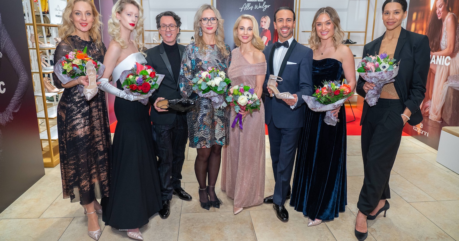 Gruppenbild, alle mit Blumenstrauß