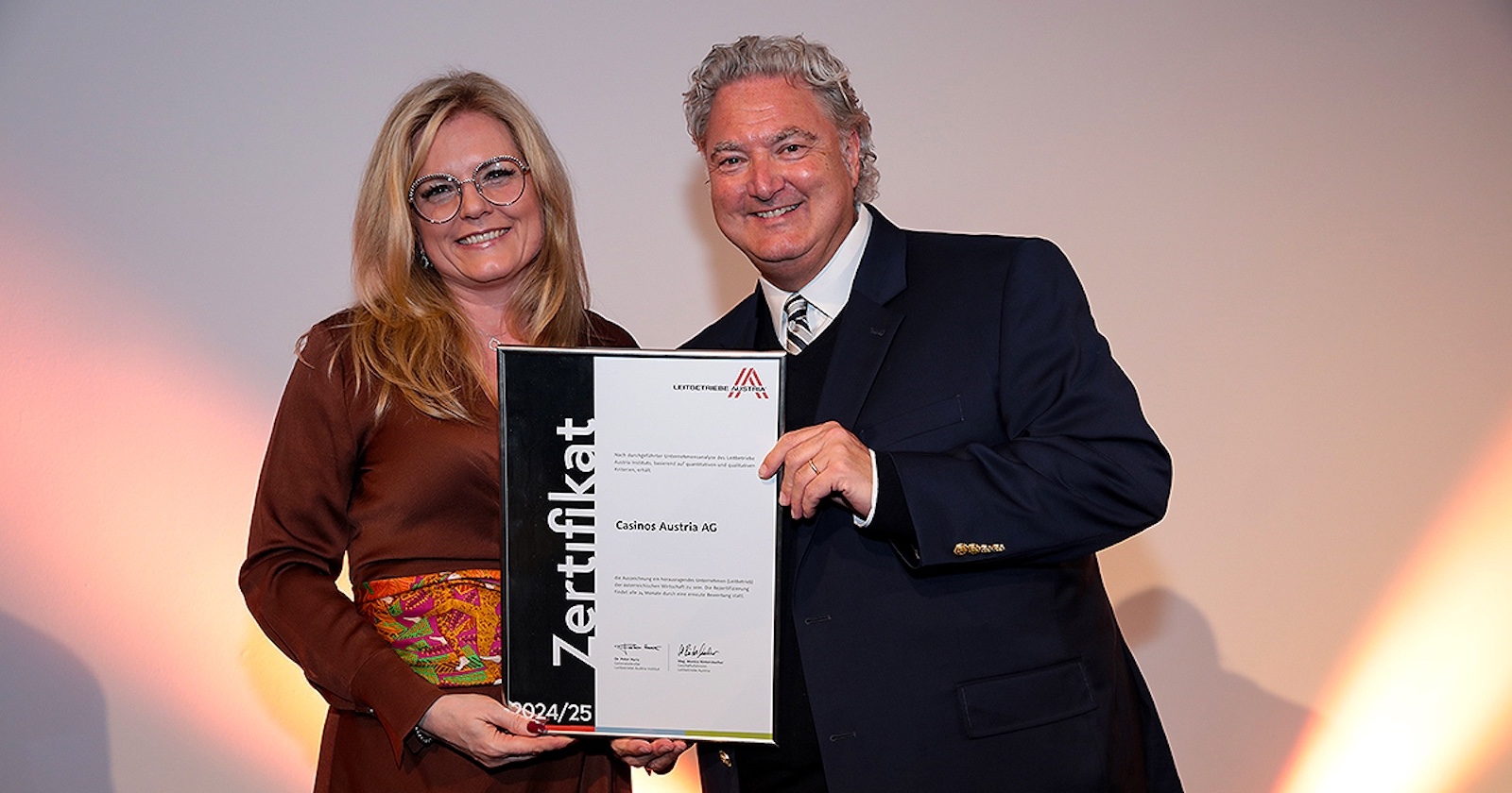 Porträt der beiden, ein Zertifikat haltend