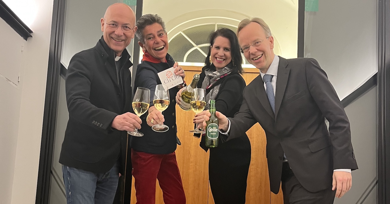 Quartett stößt mit Wien im Stiegenhaus einer Bank an