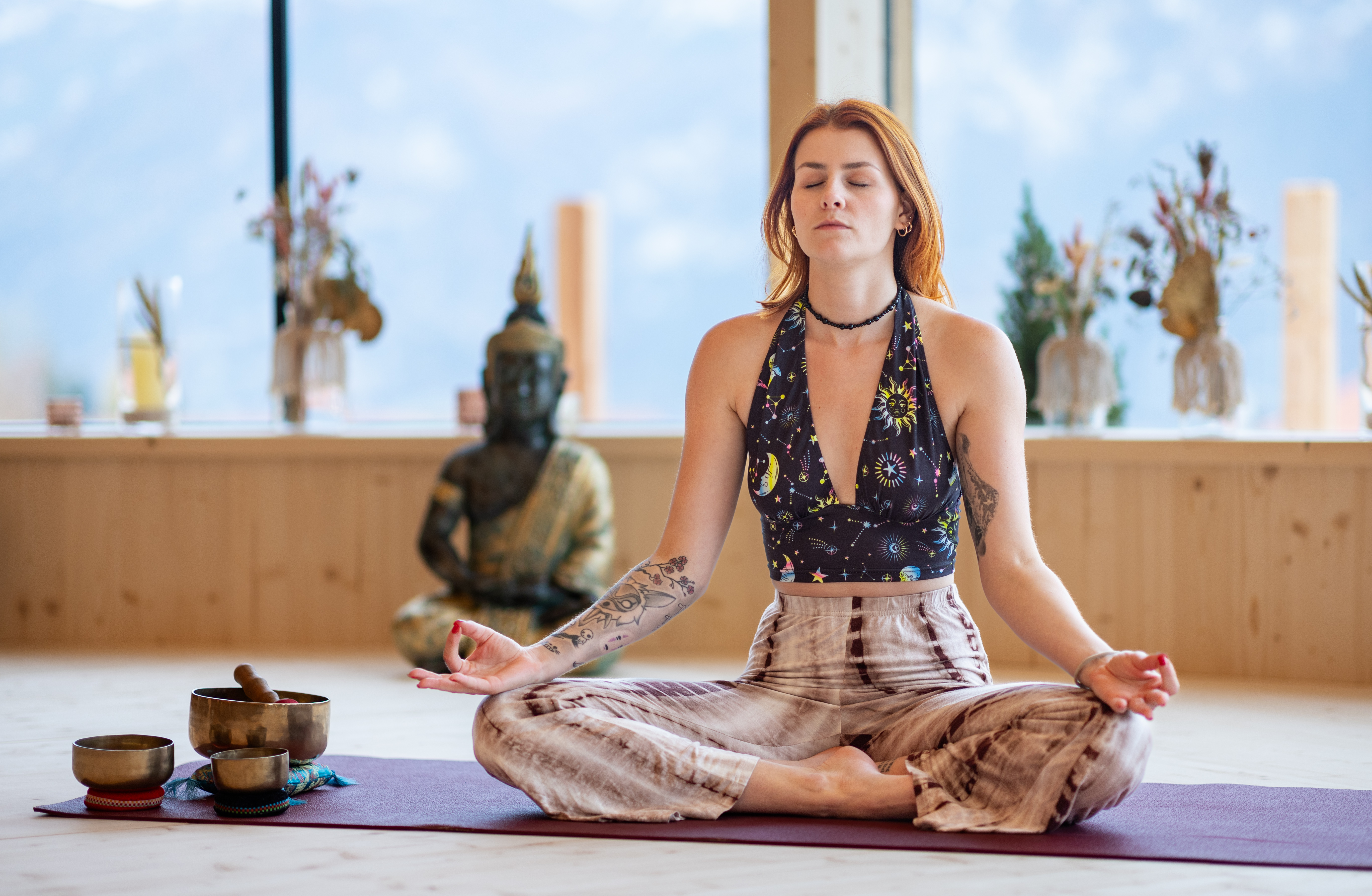 Frau meditiert auf einer Matte