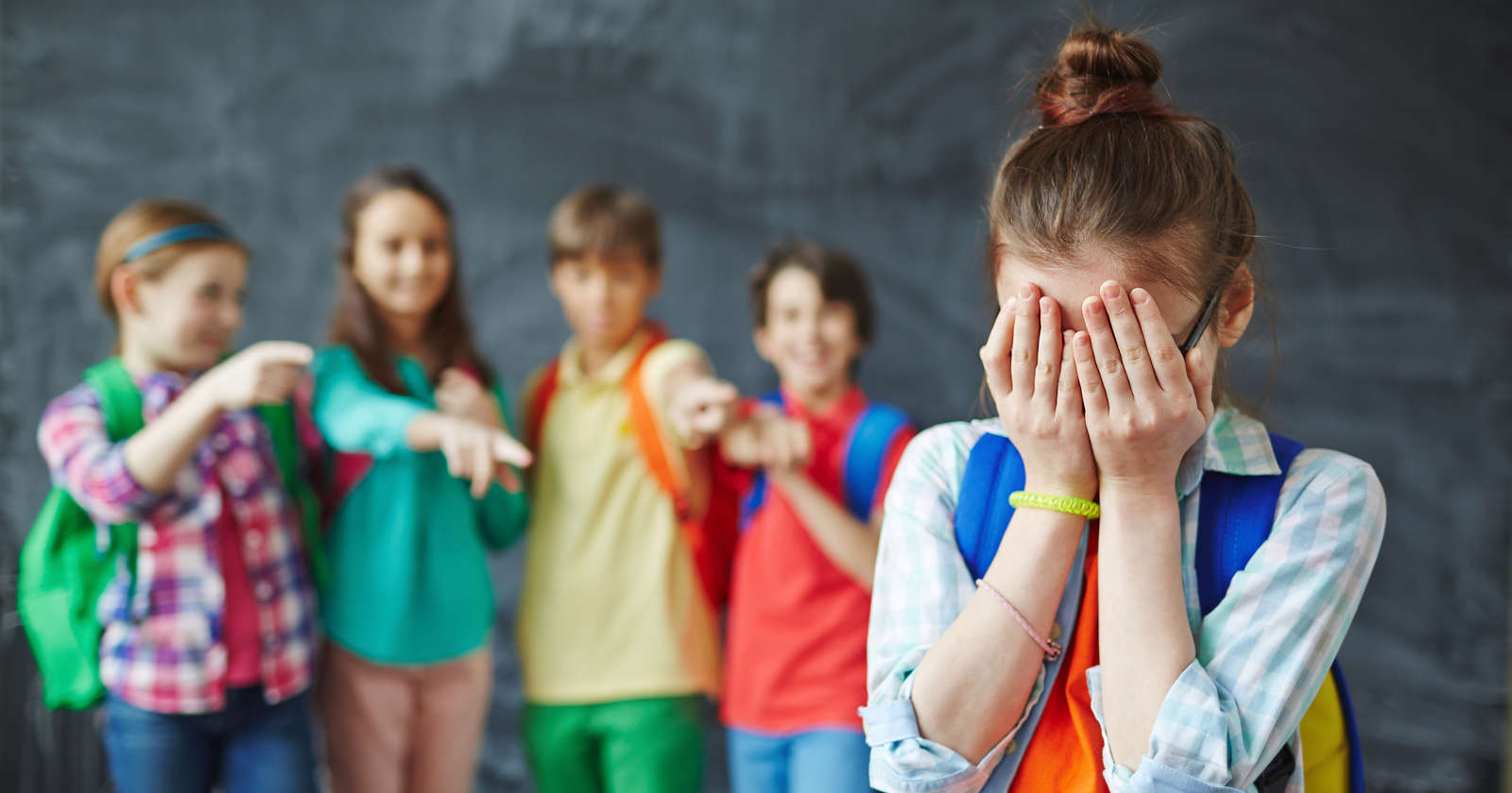 Kinder lachen ein anderes Kind aus