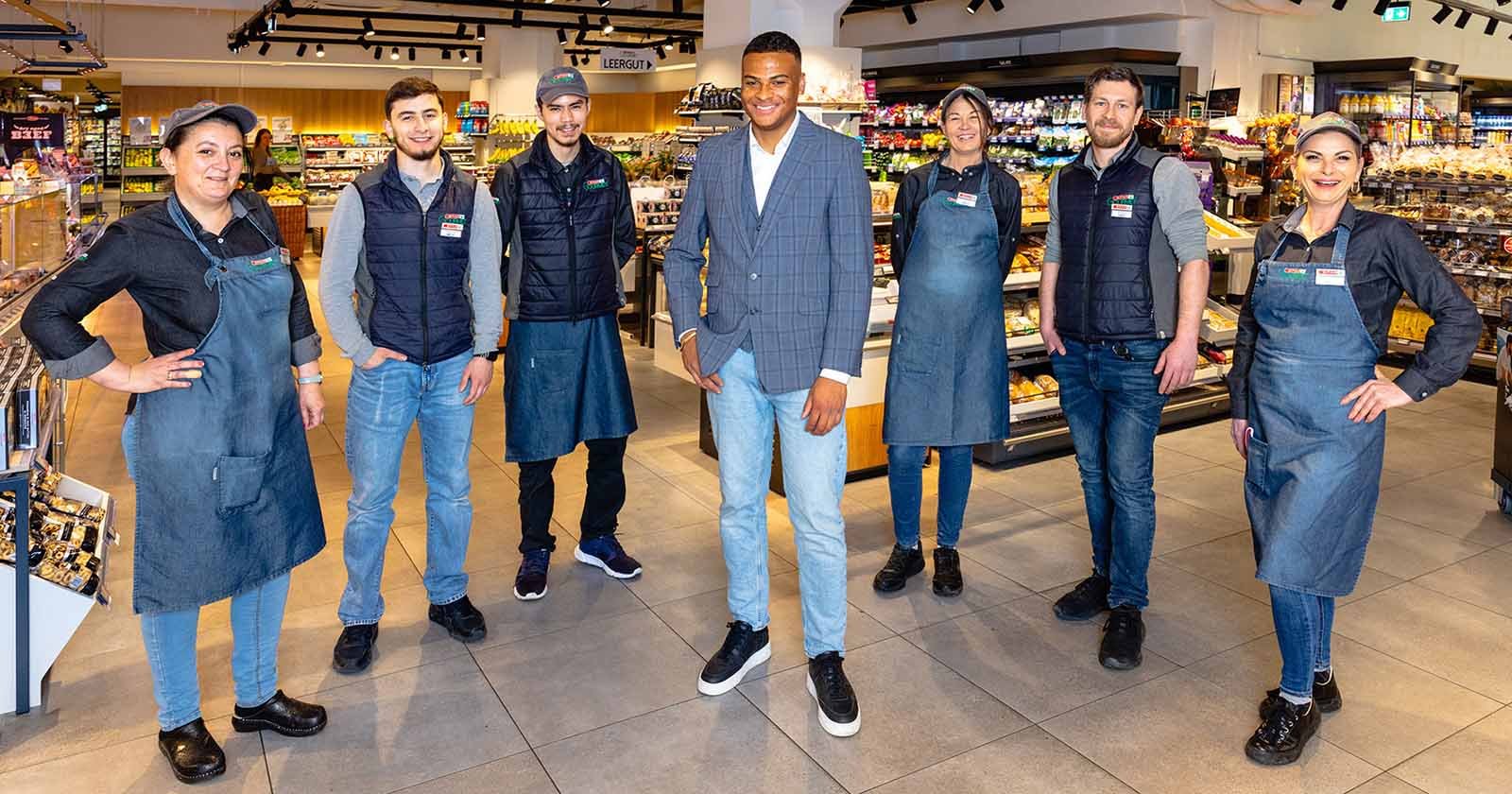 Marktleiter Manfed Tabor mit seinem Team.