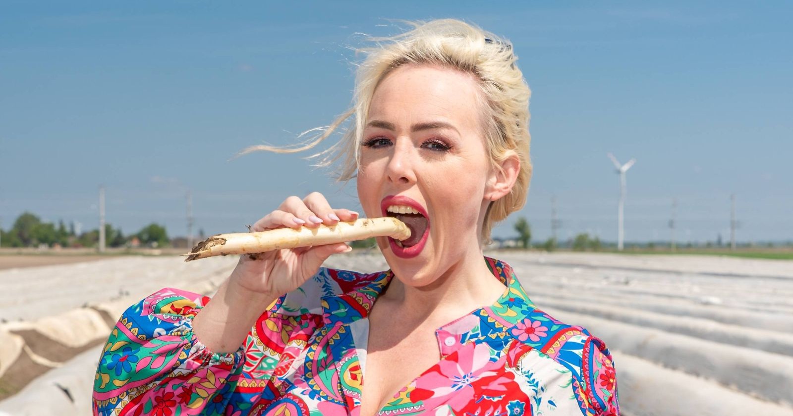 Lydia Kelovitz beißt in einen Spargel.