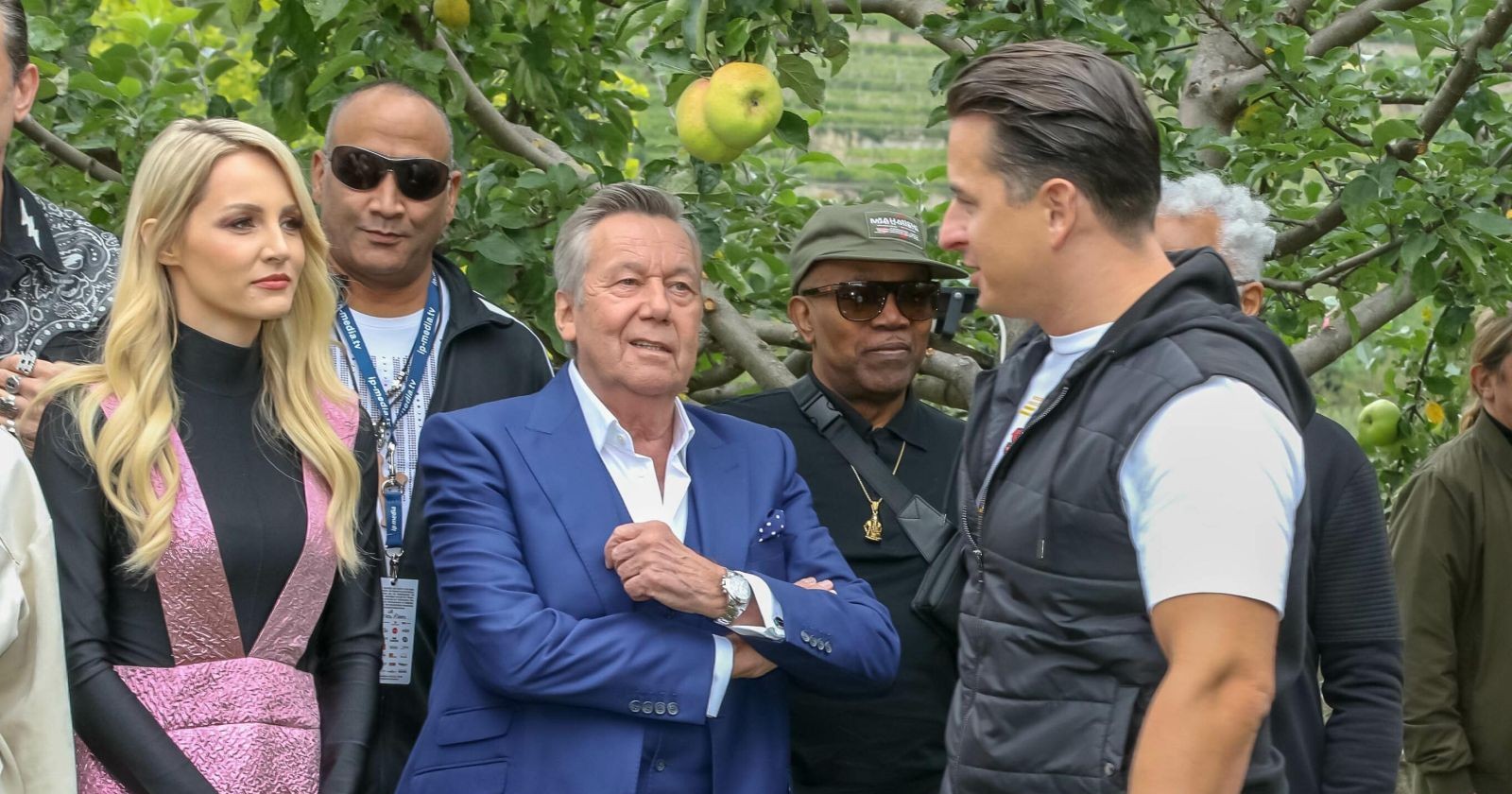 Melissa Naschenweng und Andreas Gabalier sehen sich an