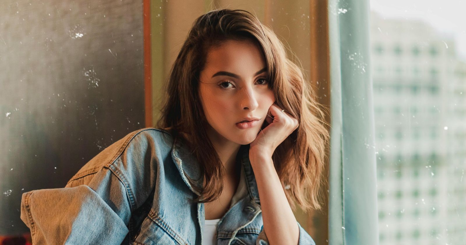 Eine Frau sieht nachdenklich aus