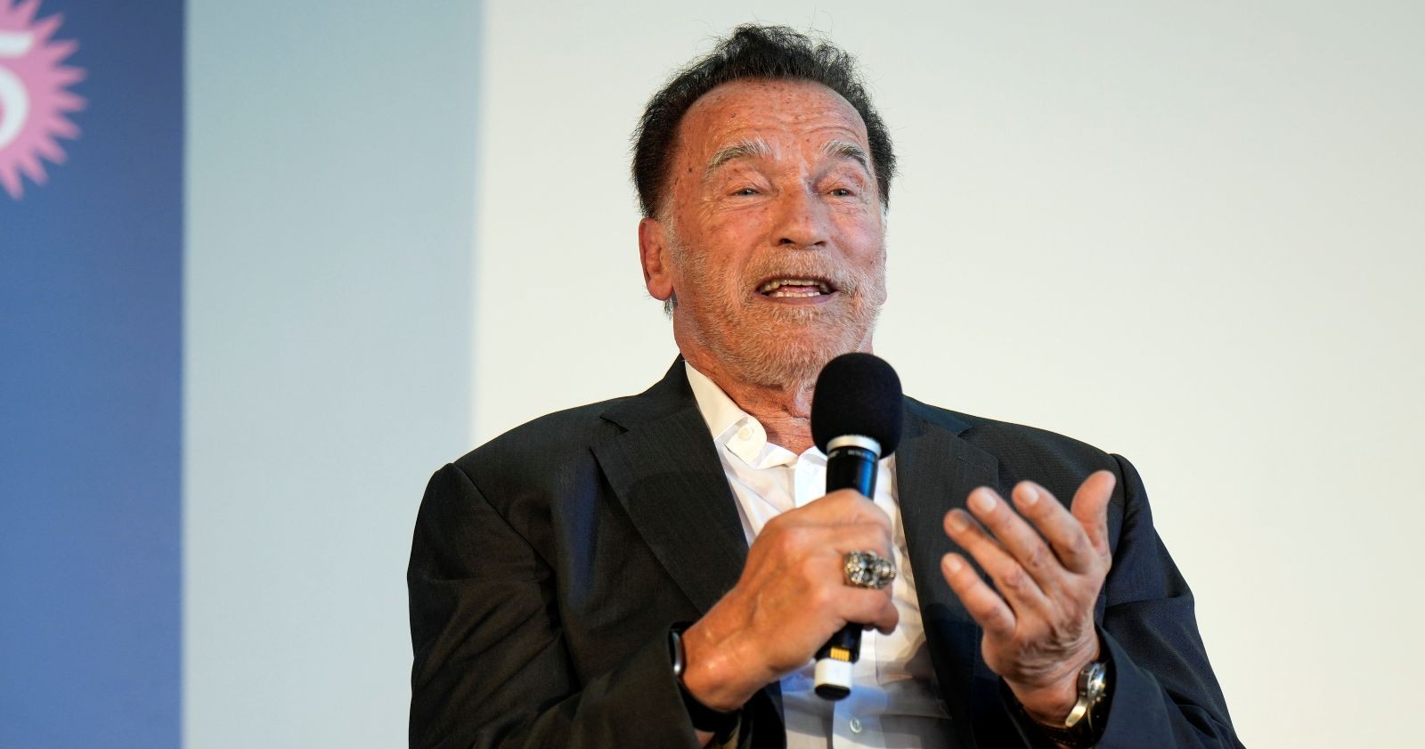 Arnold Schwarzenegger mit Mikrophon