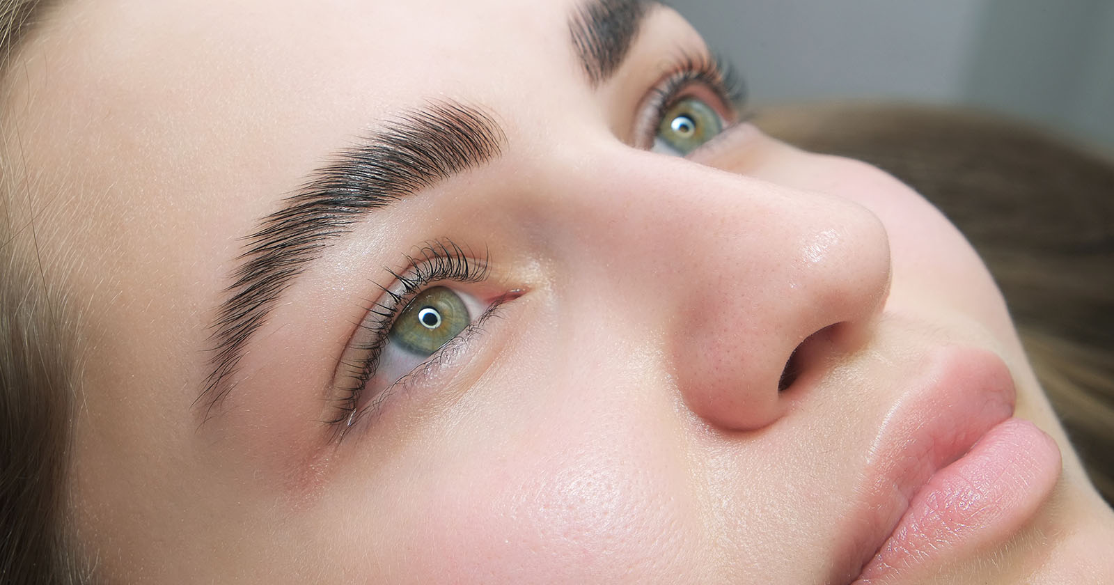 Frau mit schön geschwungenen Augenbrauen | Credit: iStock.com/Evrymmnt