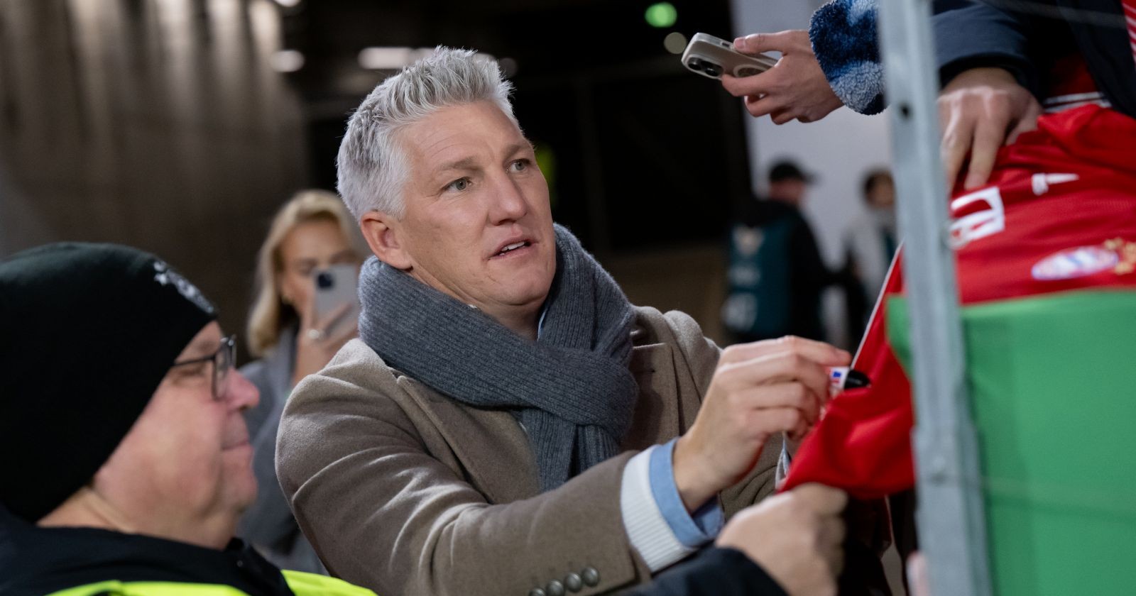 Bastian Schweinsteiger beim Trikots signieren