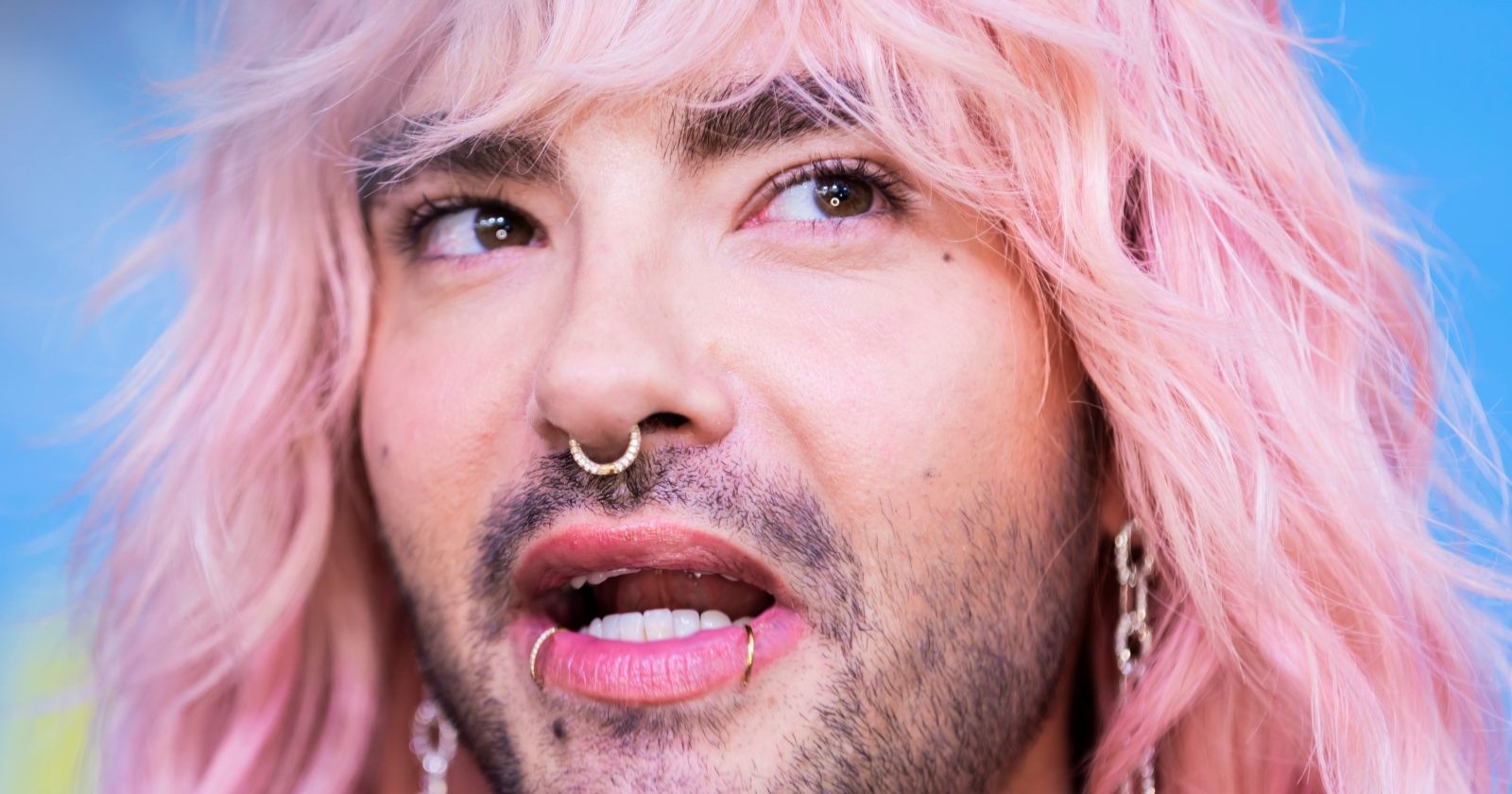 Bill Kaulitz mit geschocktem Gesichtsausdruck