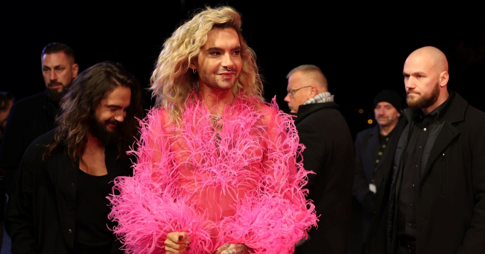 Bill Kaulitz in einem pinken Oberteil