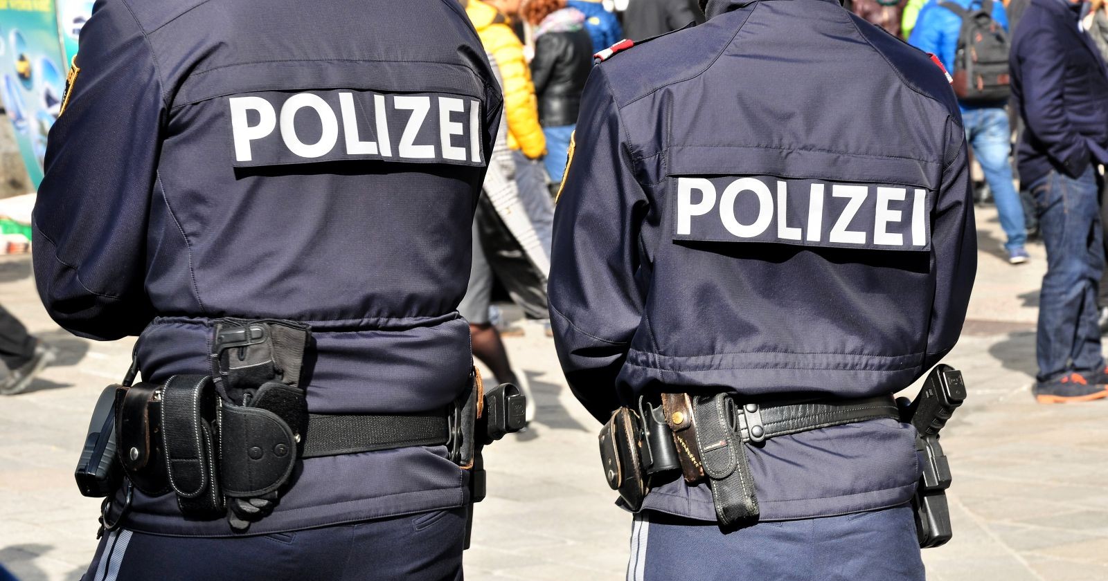 Rückansicht zweier Polizisten