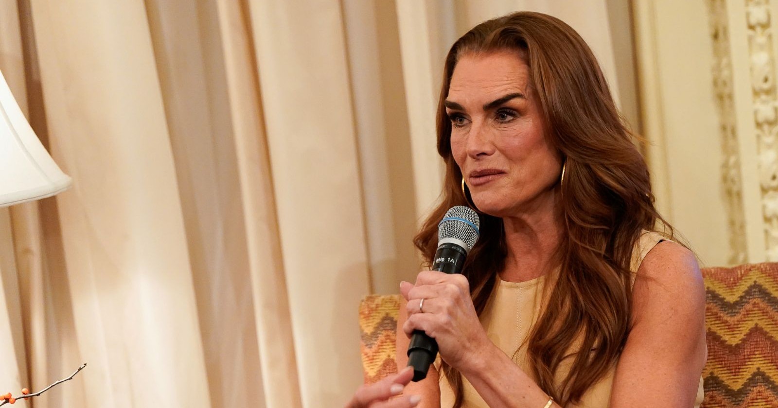 Brooke Shields spricht in ein Mikrophon