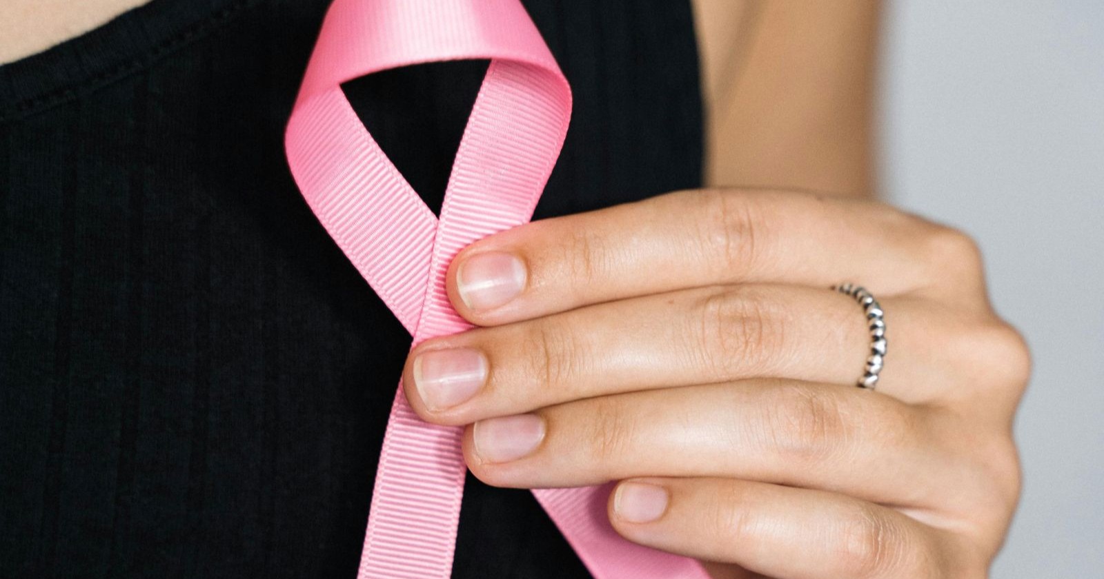 Die pinke Schleife dient als Zeichen der Solidarität gegenüber Frauen, die an Brustkrebs erkrankt sind.