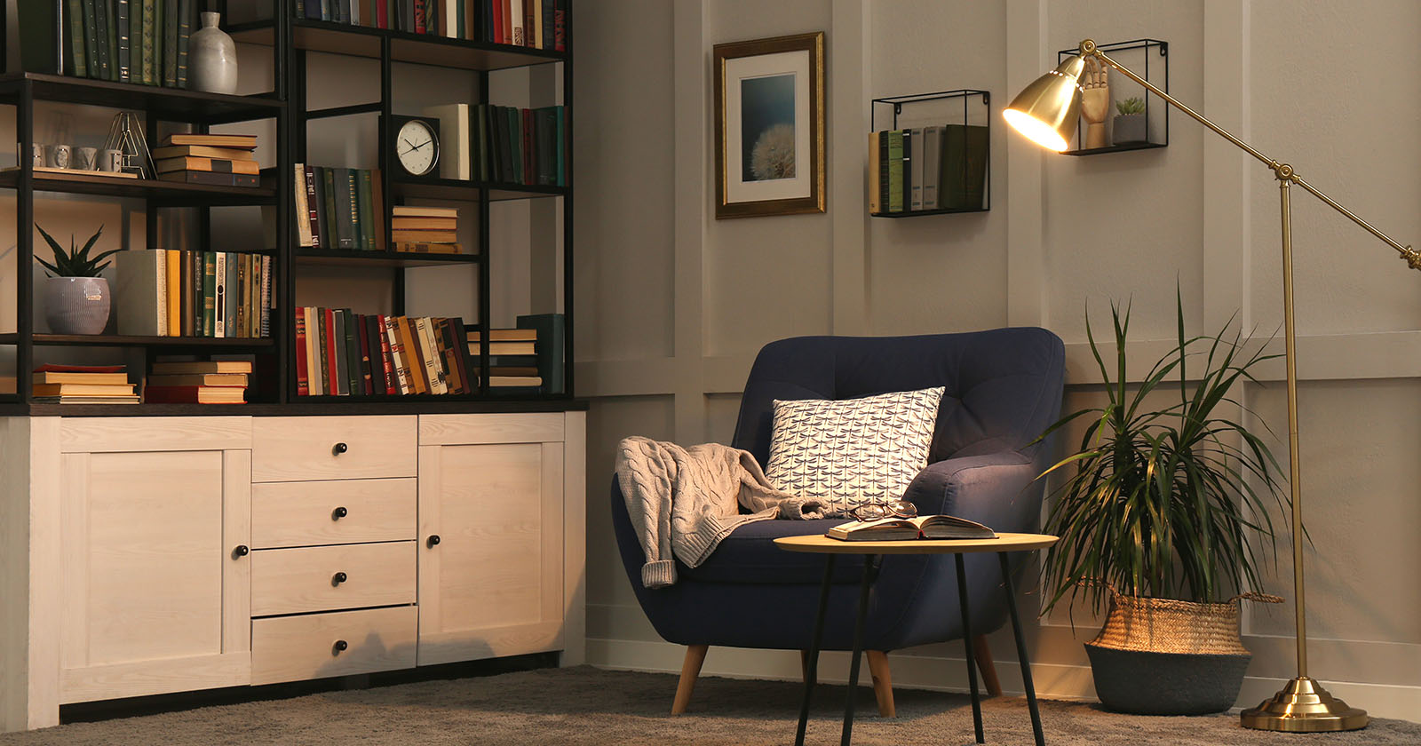 Bücherregal zuhause | Credit: iStock.com/home library