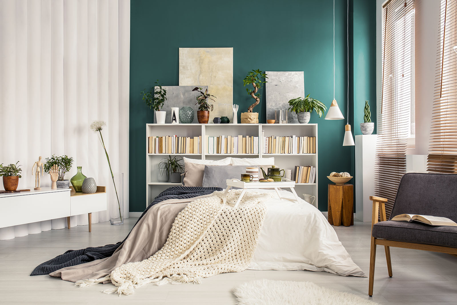 Bett mit Bücherregal | Credit: iStock.com/KatarzynaBialasiewicz