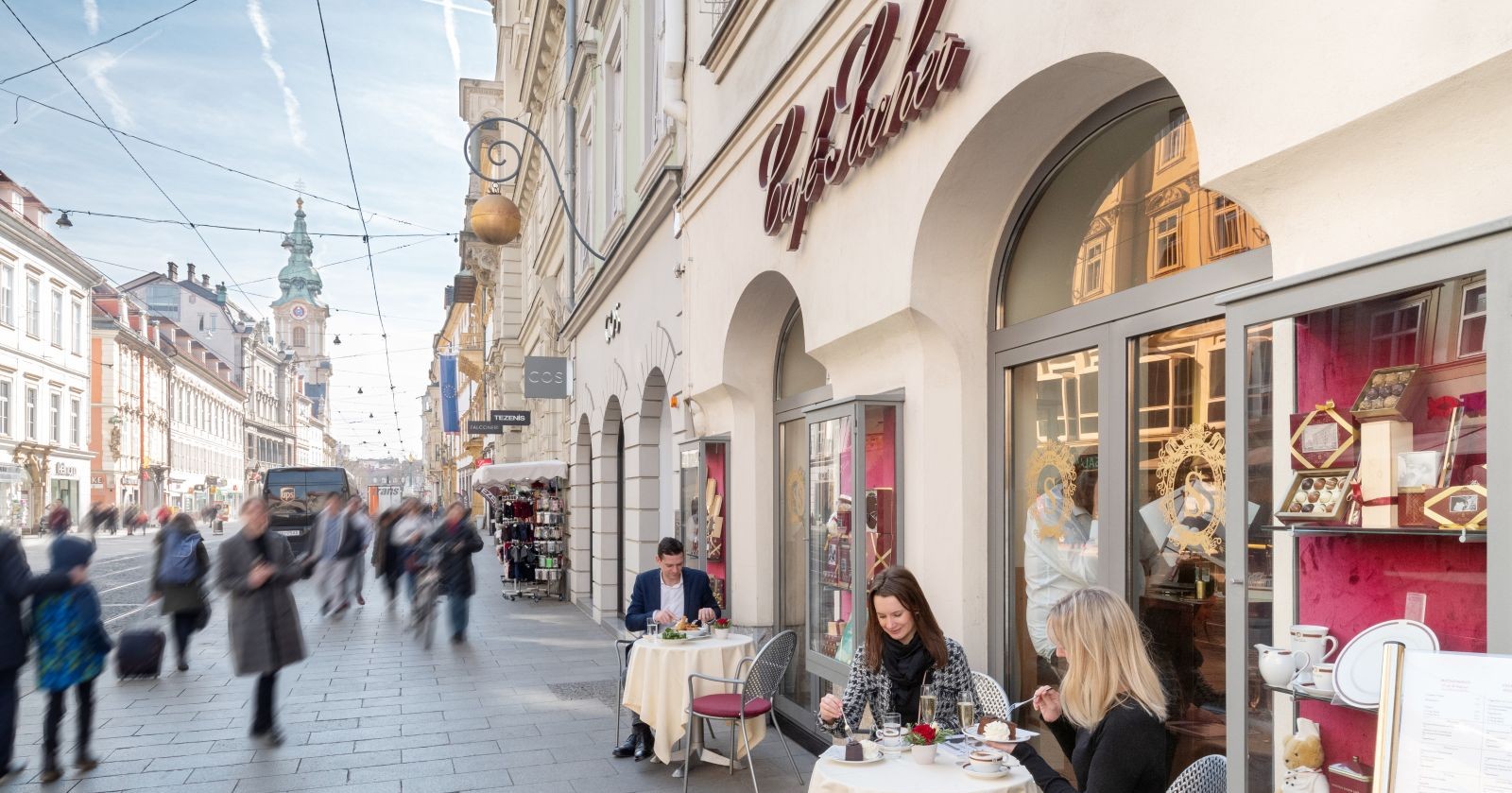 Café Sacher in Graz mit Gästen und belebter Umgebung