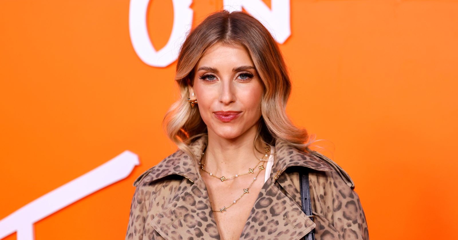 Cathy Hummels vor einer orangenen Wand