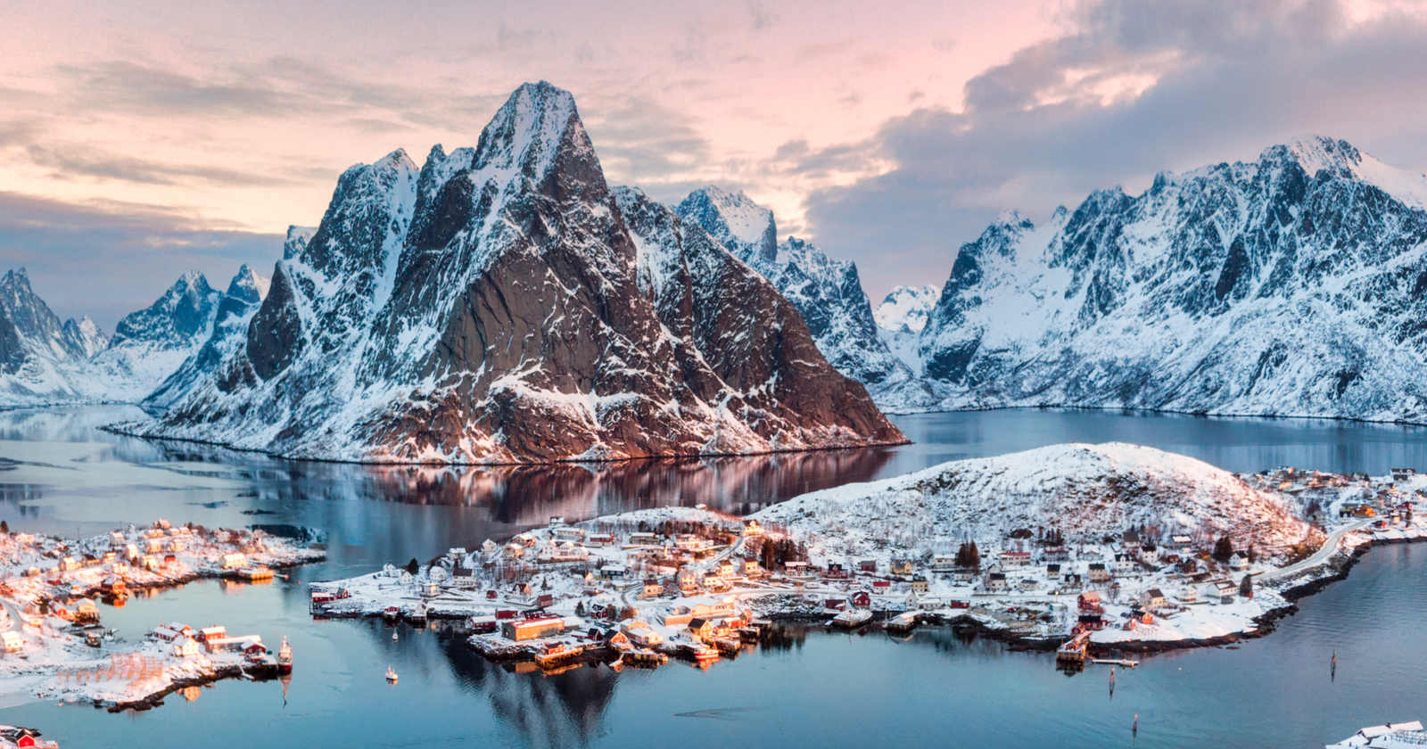 Mehrere kleine Häuser auf der norwegischen Inselgruppe Lofoten
