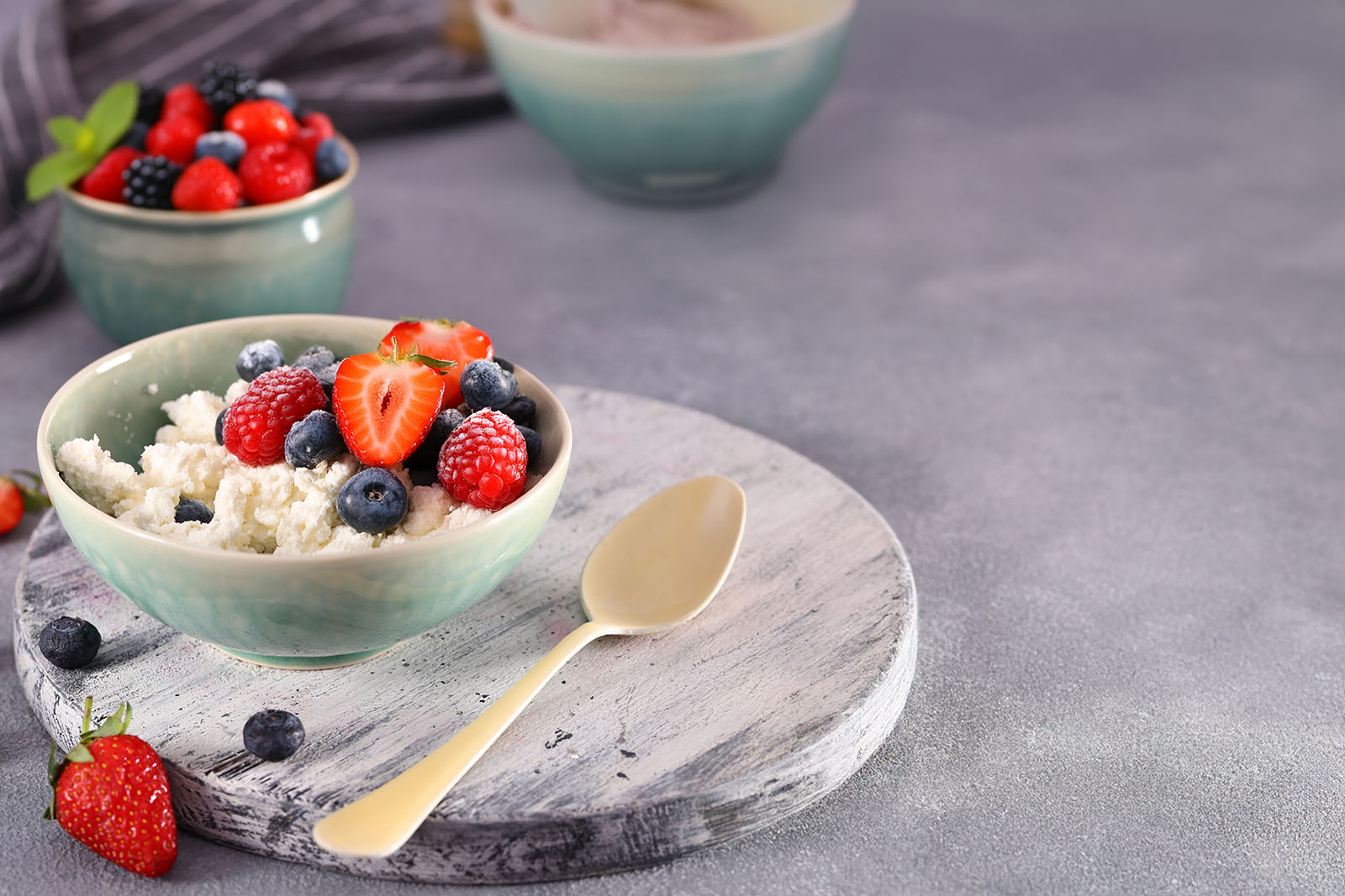 Cottage Cheese mit Früchten | Credit: iStock.com/olgakr