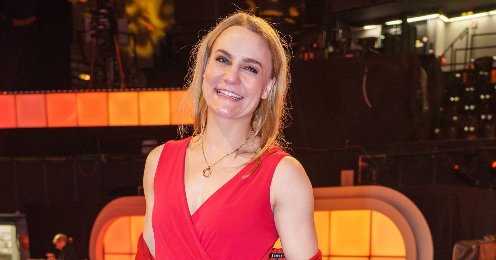 Nicole Wesner in einem roten Kleid