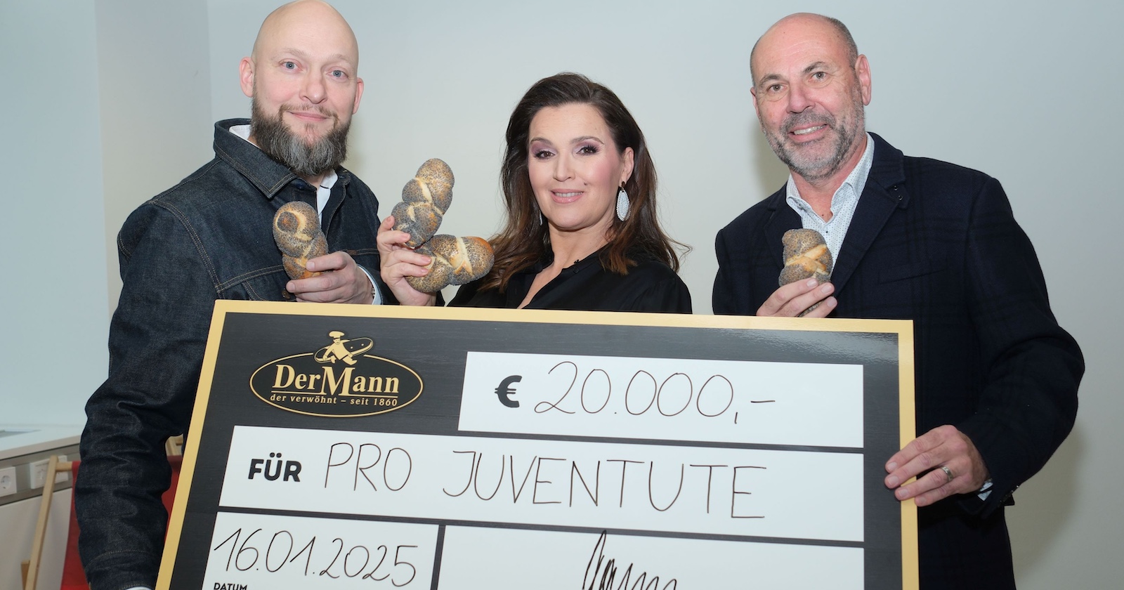 DerMann-Geschäftsführer bei der Scheckübergabe