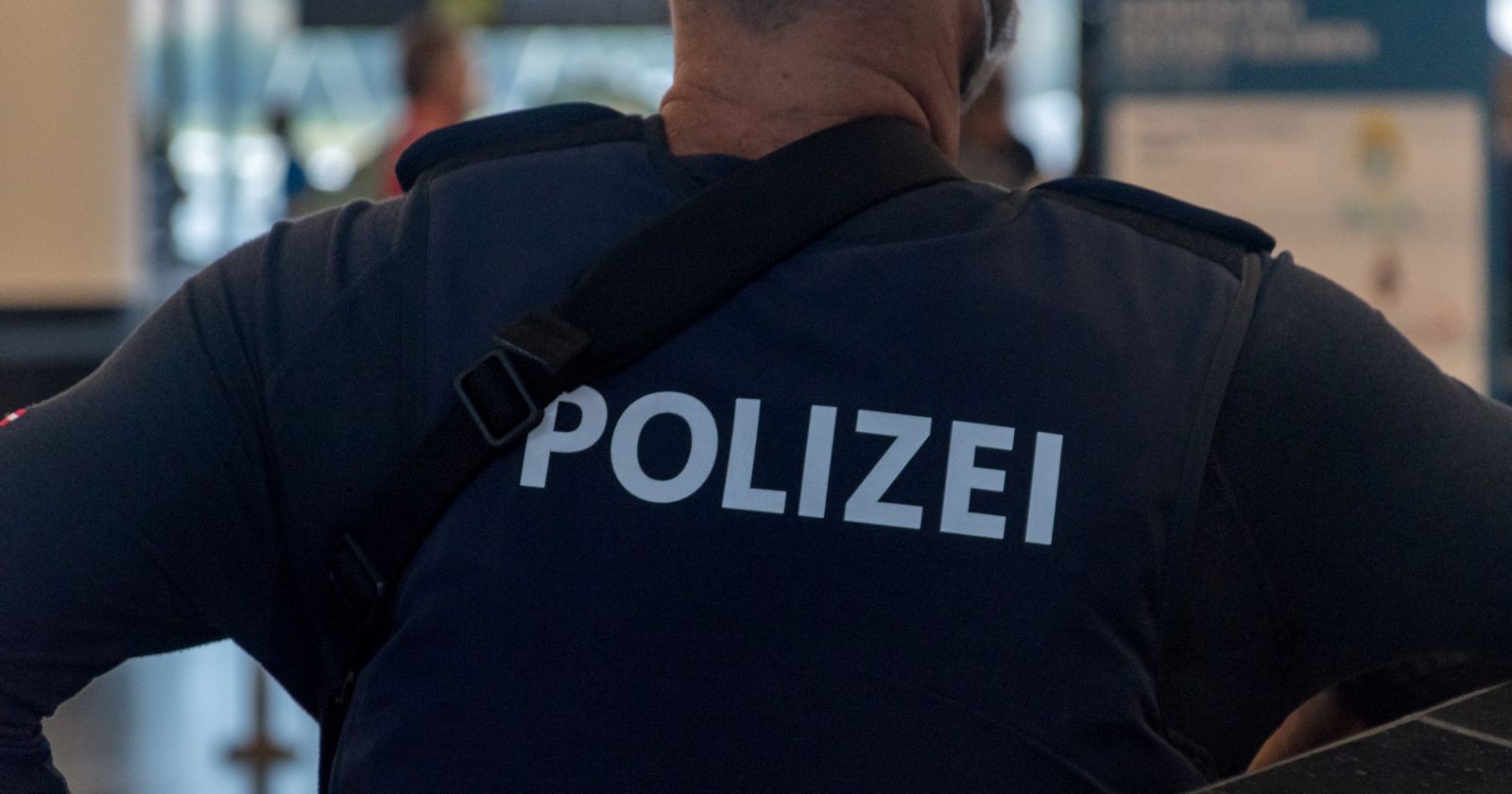Rückseite eines uniformierten Polizisten