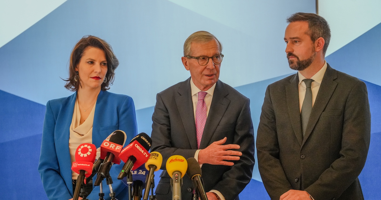 Wilfried Haslauer übergibt das Amt des Landeshauptmanns an Karoline Edtstadler.