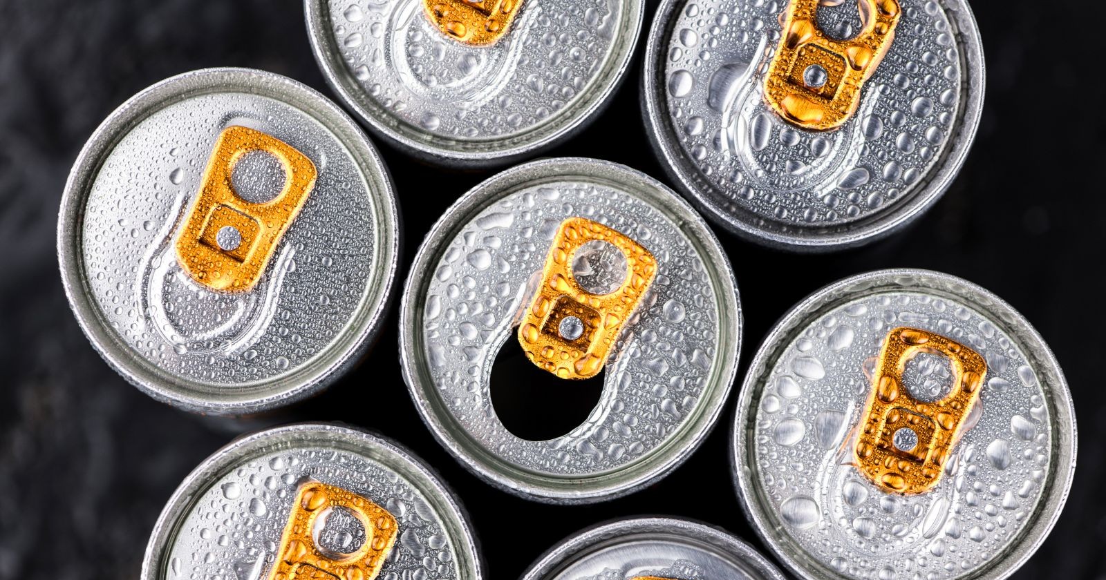 Dosen von Energydrinks in der Vogelperspektive