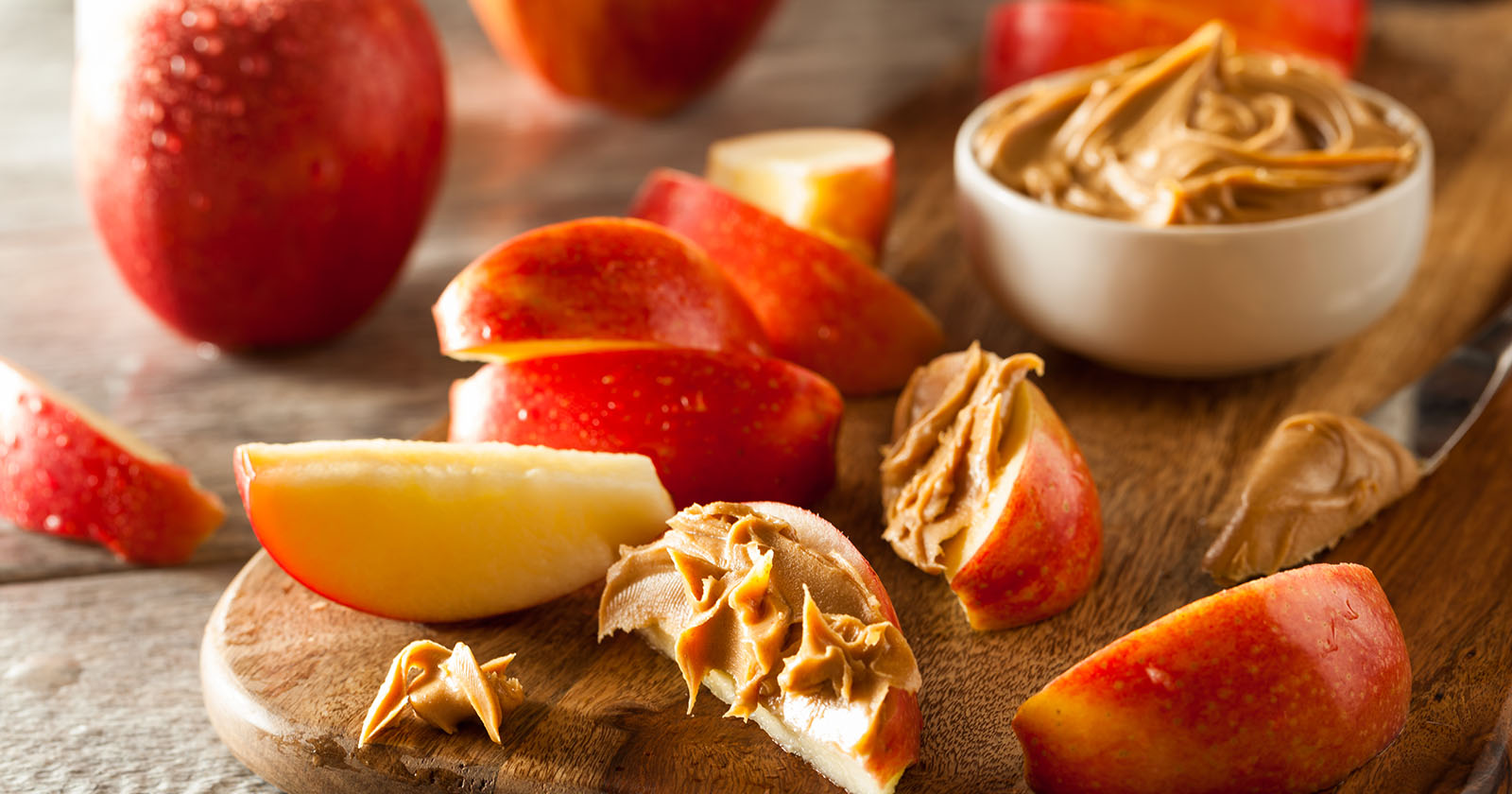 Äpfel mit Erdnussbutter | Credit: iStock.com/bhofack2