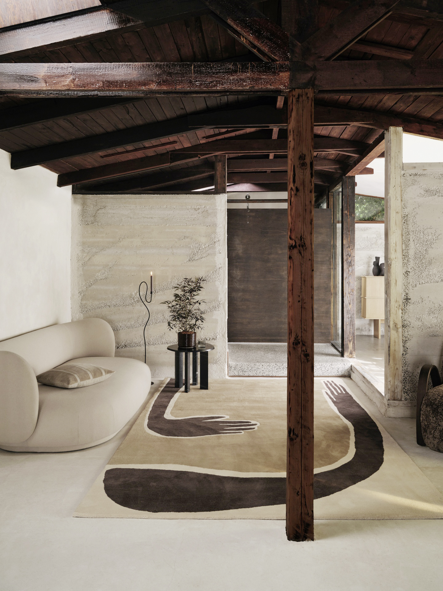 Wohnzimmer mit Couch und Teppich