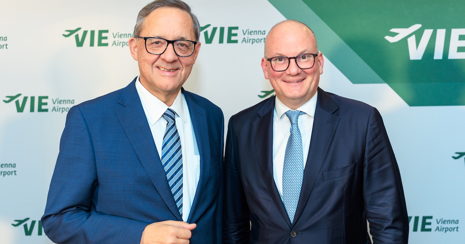 Die zwei Flughafenvorstände Günther Ofner und Julian Jäger mit Anzug und Krawatte