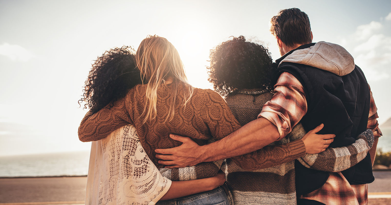 Freunde umarmen einander | Credit: iStock.com/jacoblund