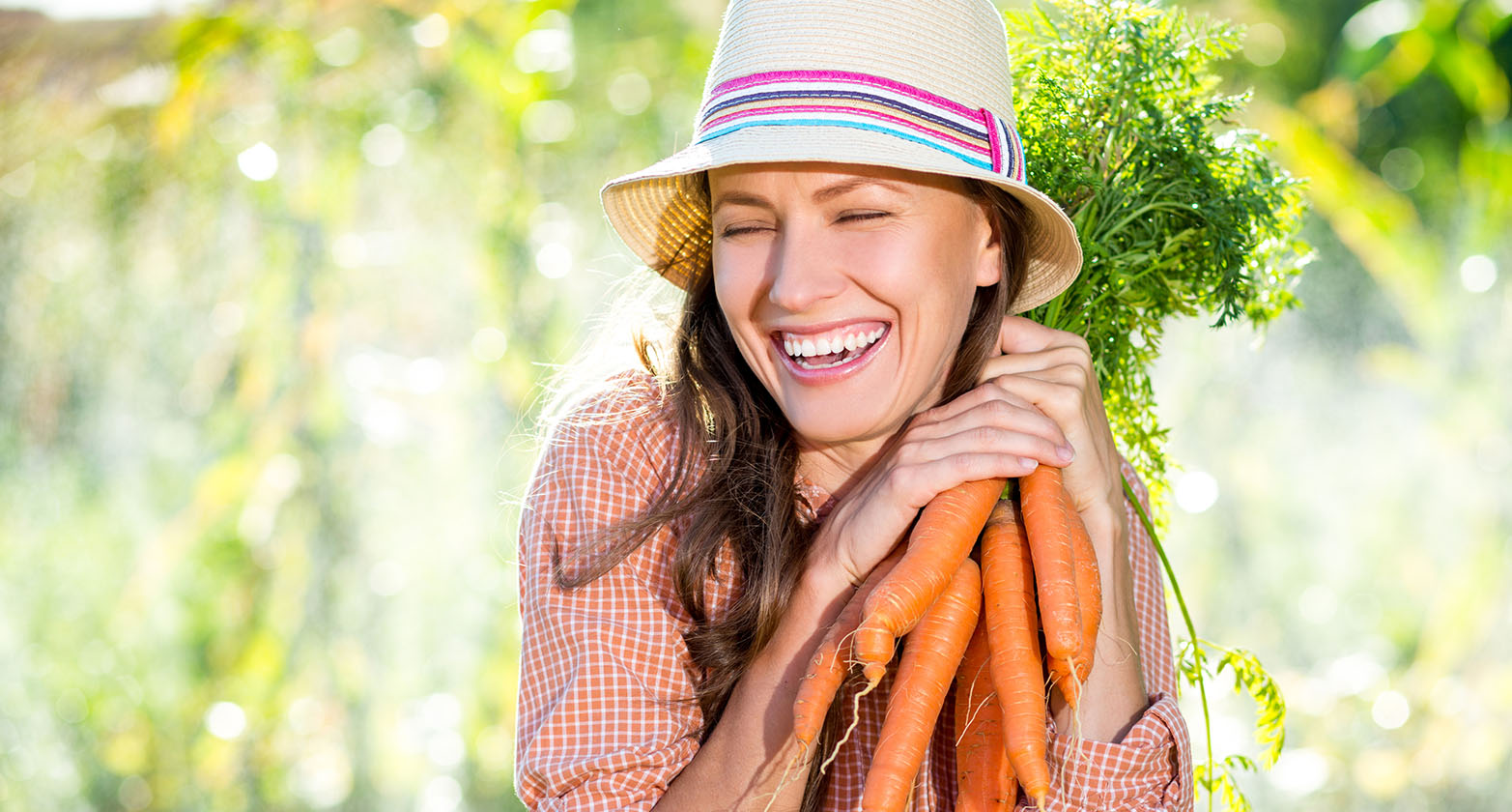 Frau hält Karotten in den Händen | Credit: iStock.com/Peppersmint