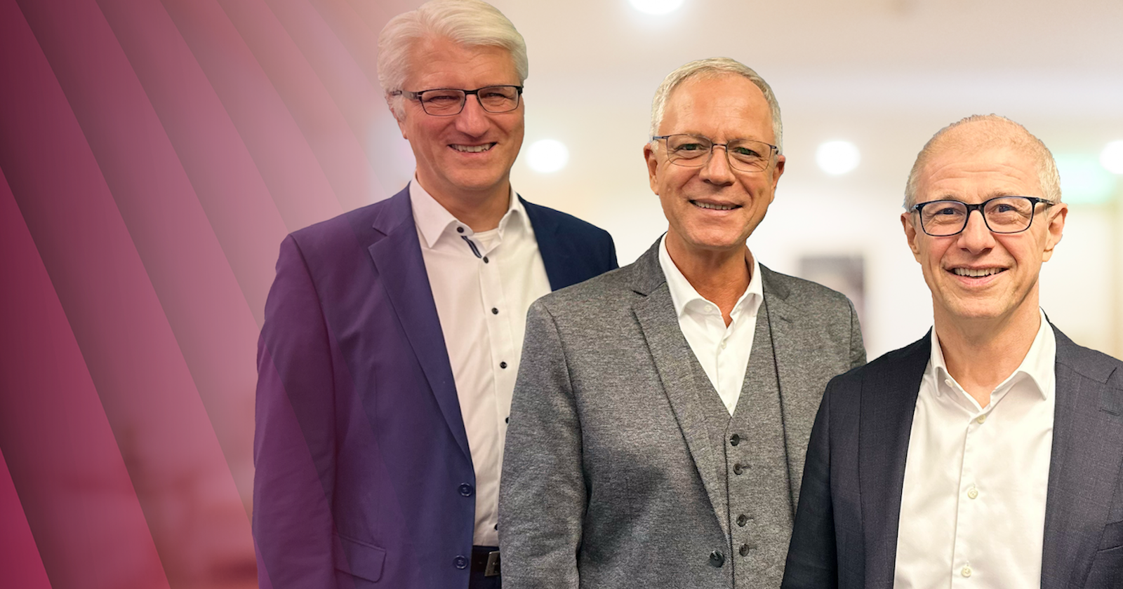 die drei Geschäftsführer von msg Plaut vor einer violetten Wand