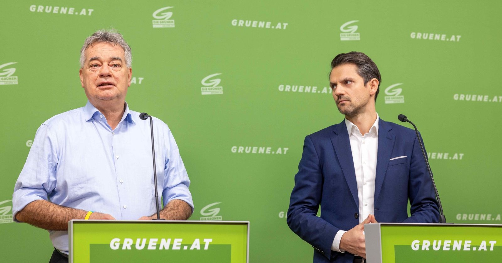 Werner Kogler und Jakob Schwarz bei einer Pressekonferenz