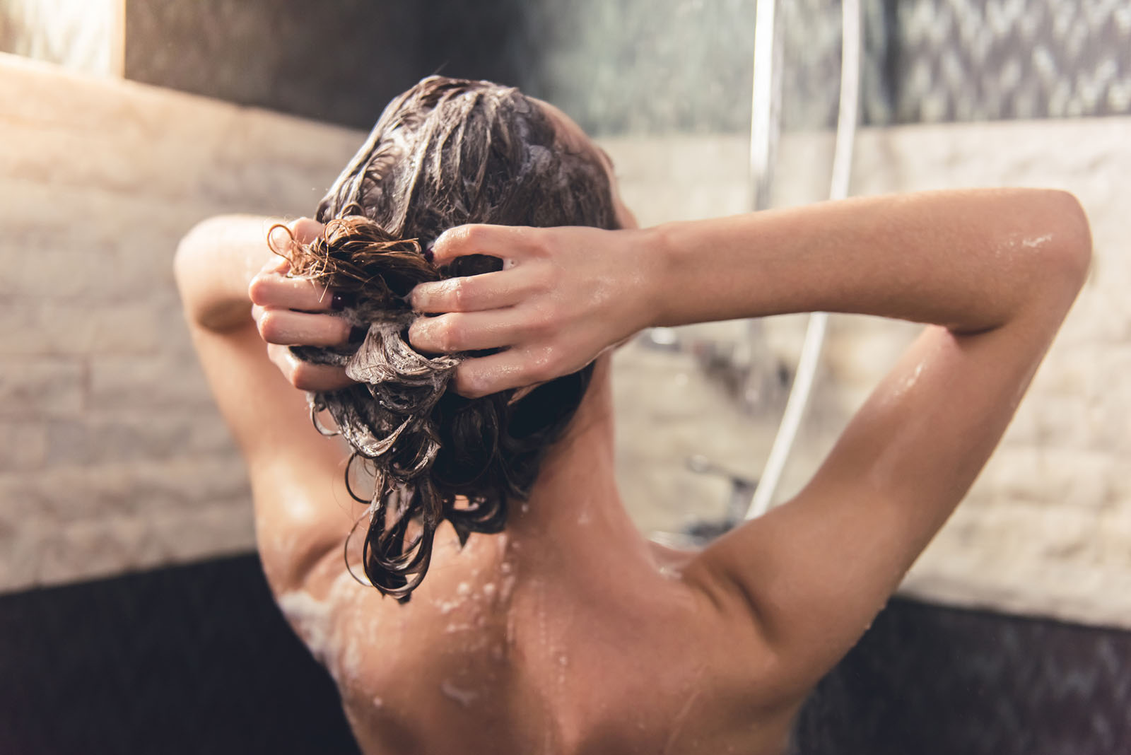 Frau wäscht sich die Haare | Credit: iStock.com/GeorgeRudy