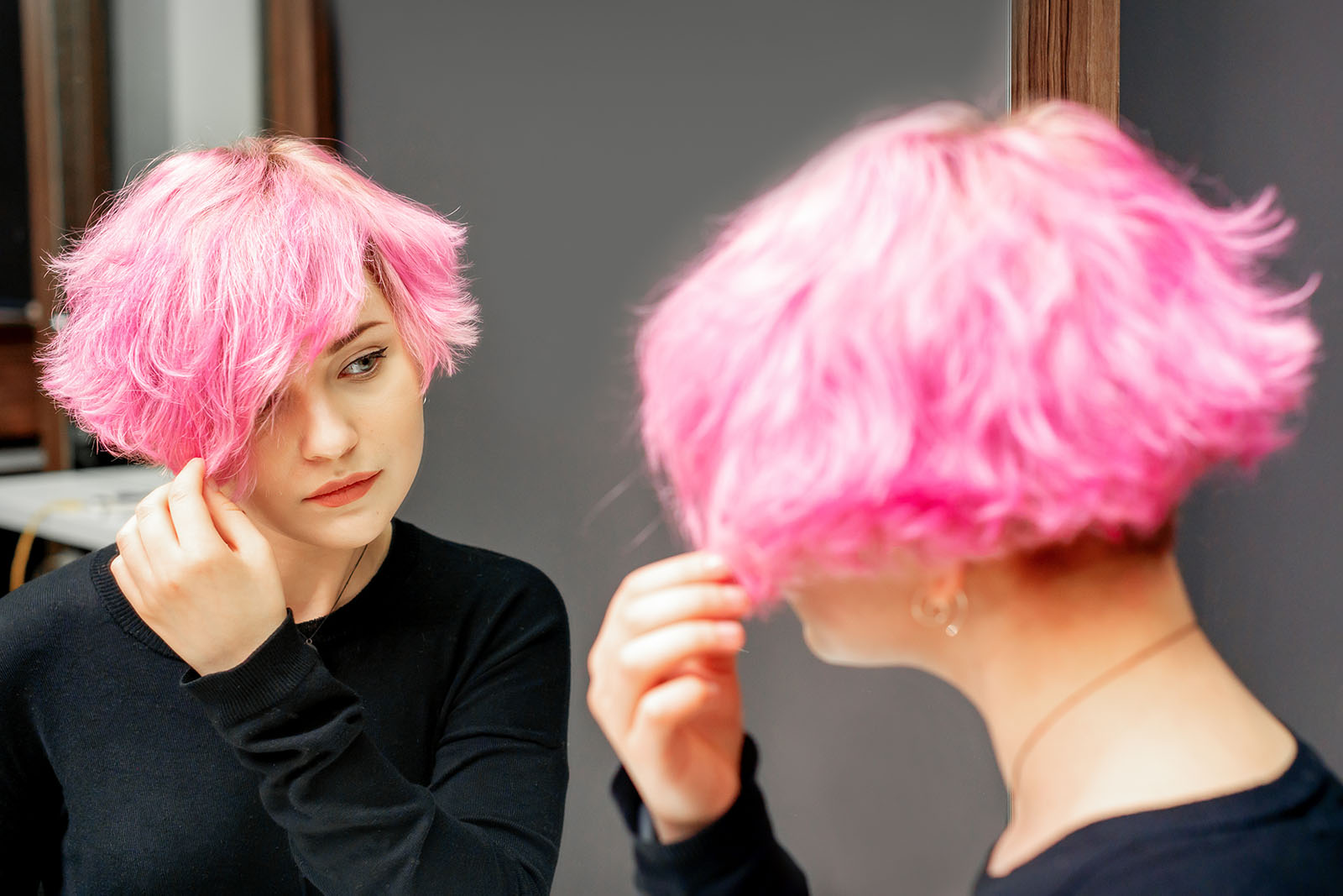 Frau mit pinken Haaren | Credit: iStock.com/okskukuruza