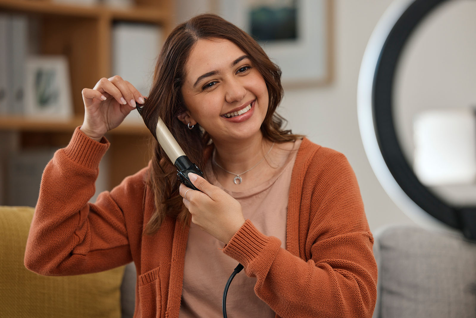 Frau mit Lockenstab | Credit: iStock.com/Jacob Wackerhausen