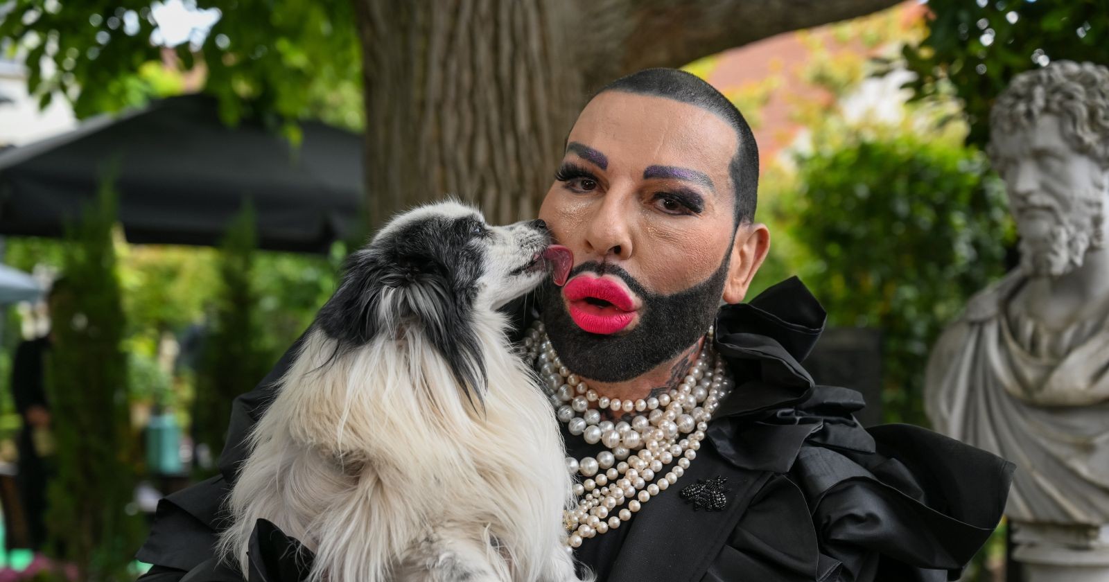 Harald Glööckler mit seinem Hund