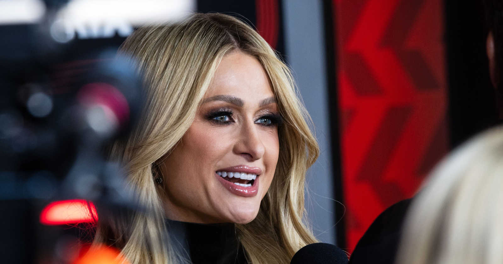 Blonde Frau lächelt in die Kamera