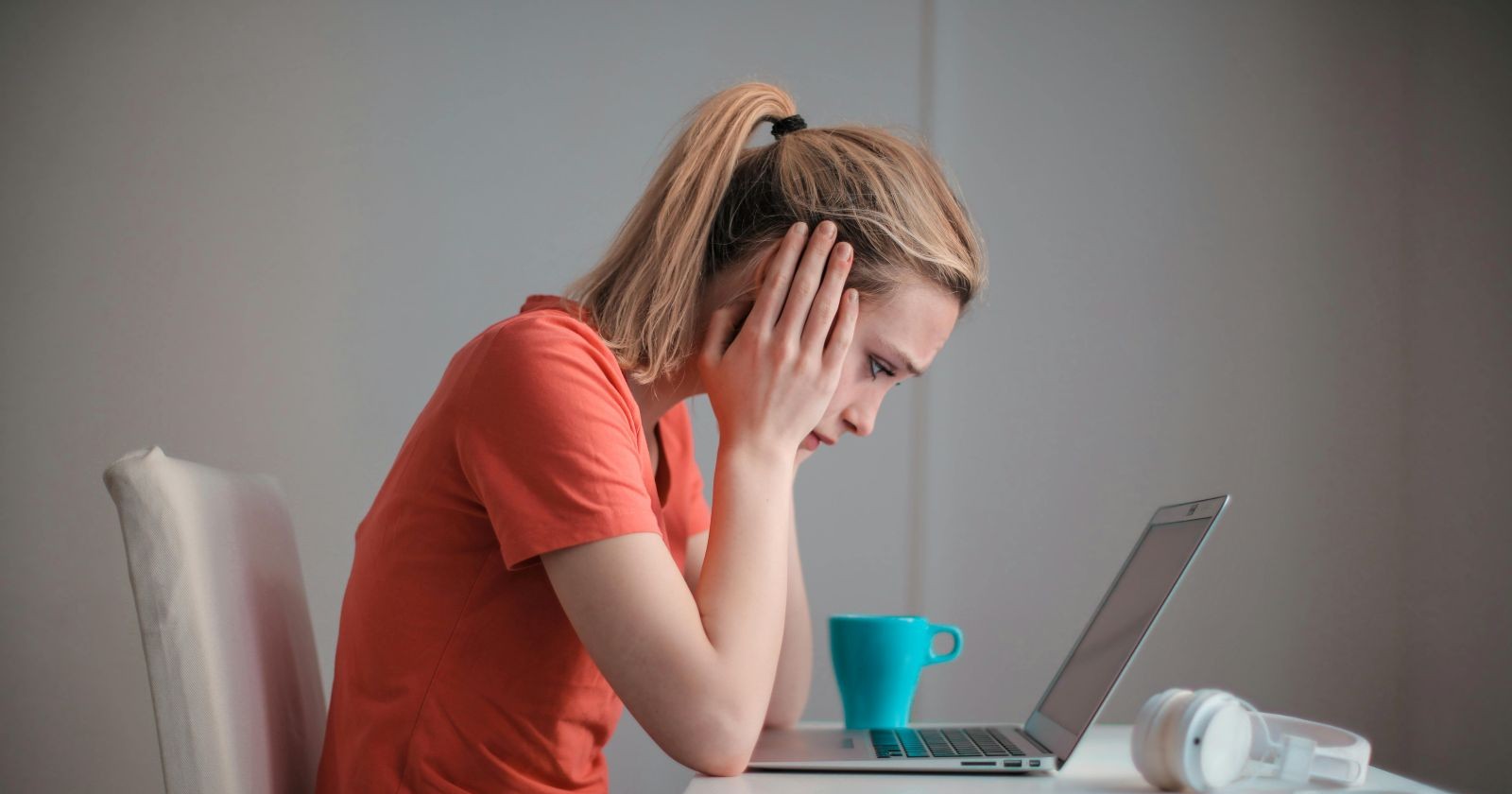 Eine Frau sitzt vor dem Laptop