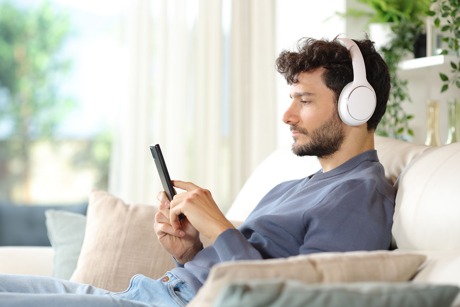 Mann hört ein Hörbuch | Credit: iStock.com/AntonioGuillem