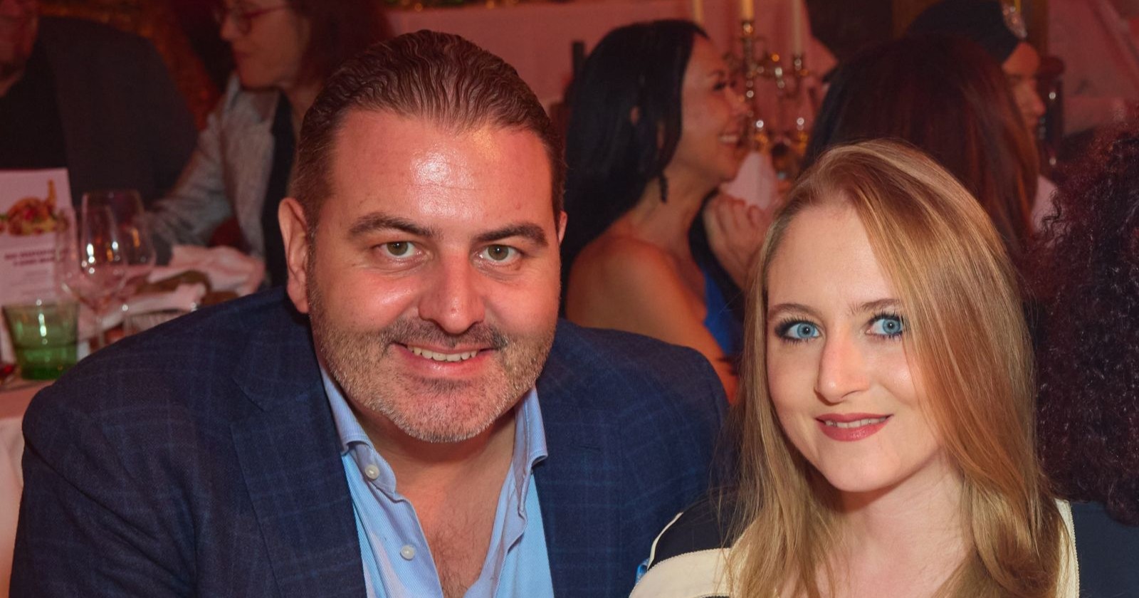 Leo und Jackie Lugner lächeln in die Kamera