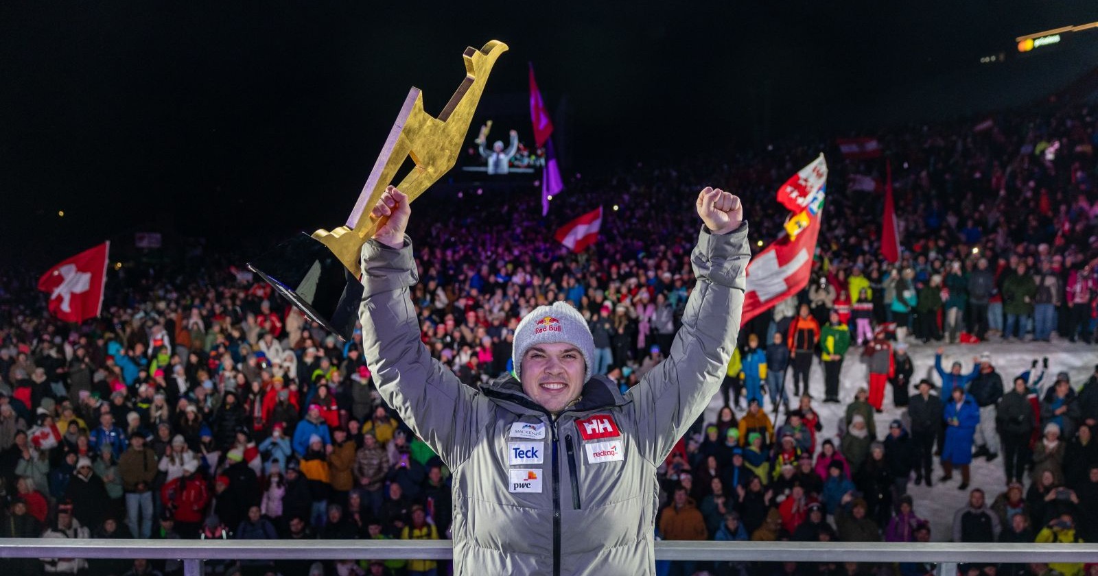 James Crawford mit der Abfahrts-Trophäe