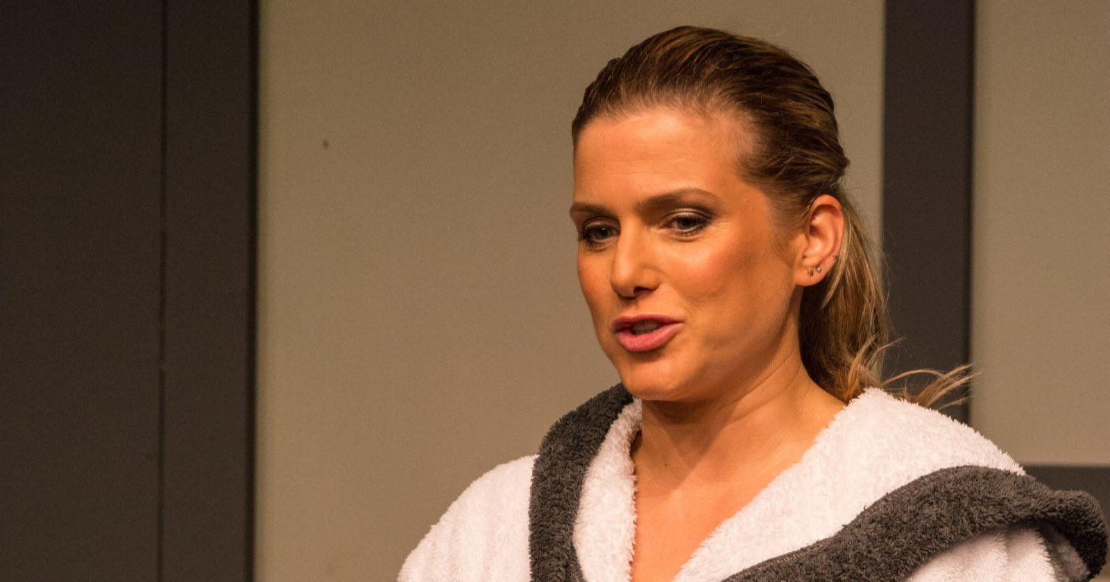 Jeanette Biedermann mit ernstem Gesichtsausdruck