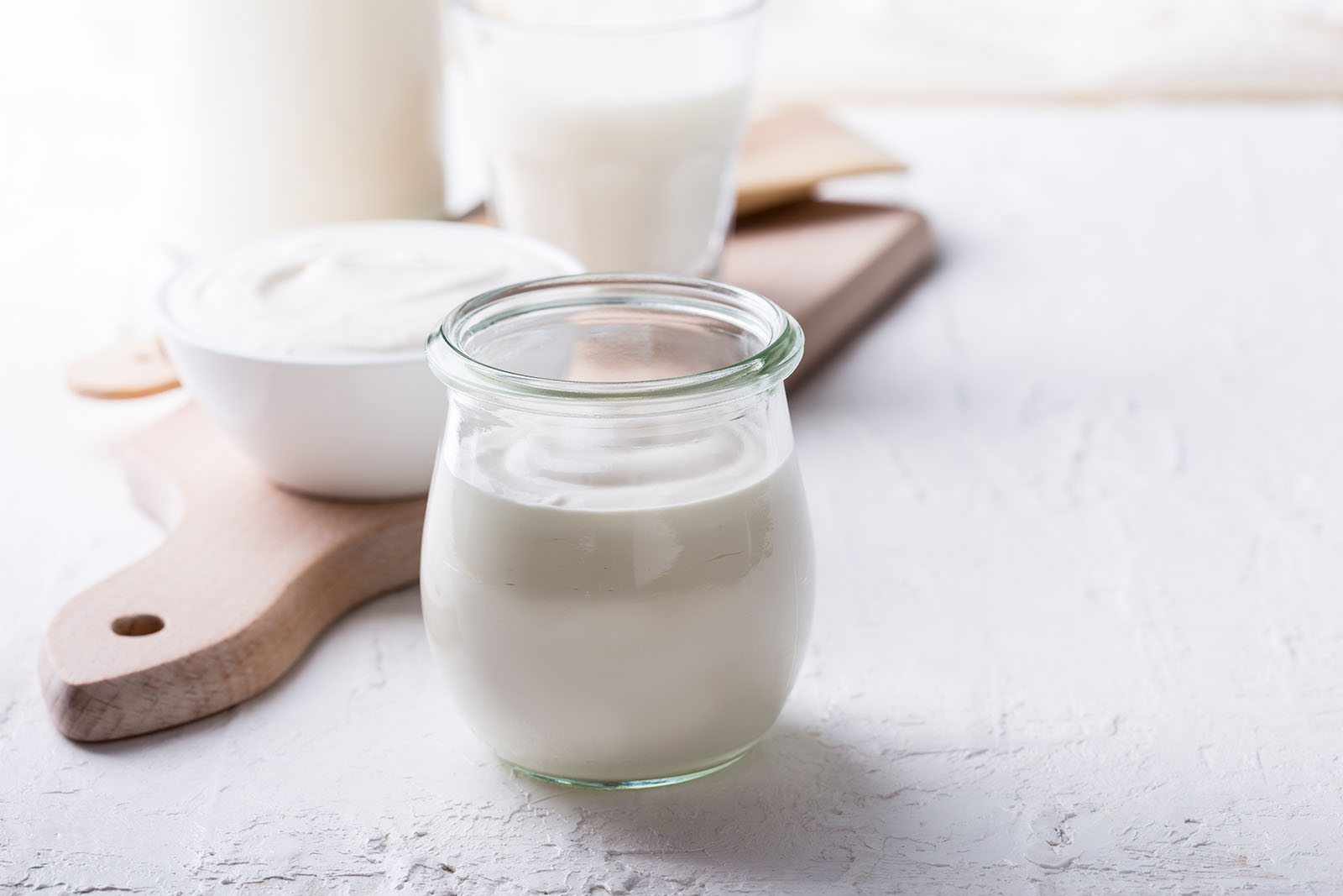 Naturjoghurt in einer Schale | Credit: iStock.com/istetiana