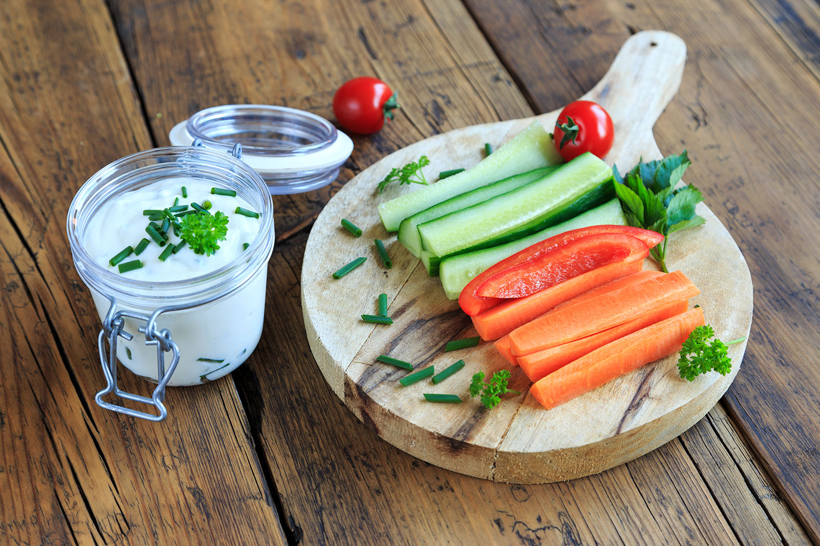 Joghurt-Dip mit Gemüse-Sticks | Credit: iStock.com/Juefrateam