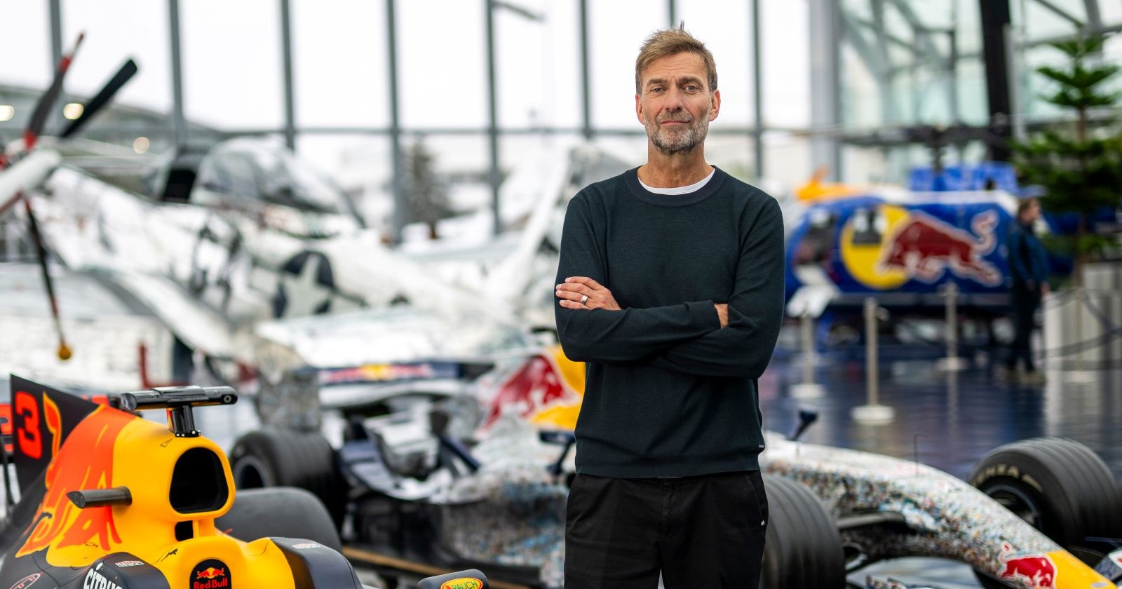 Jürgen Klopp vor Red Bull Formel 1 Wägen