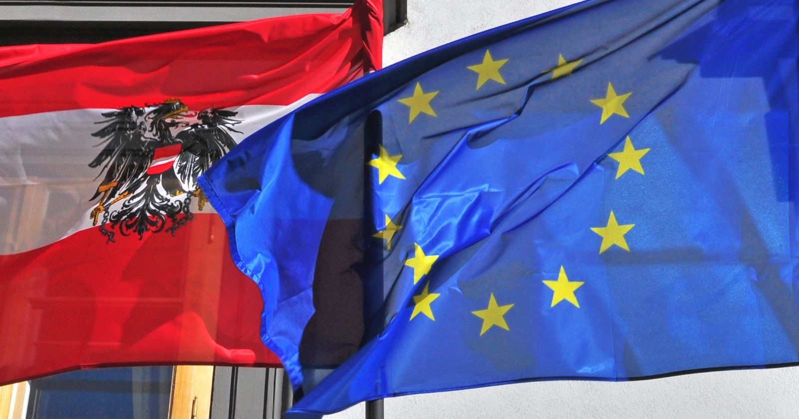 Die österreichische und die europäische Flagge